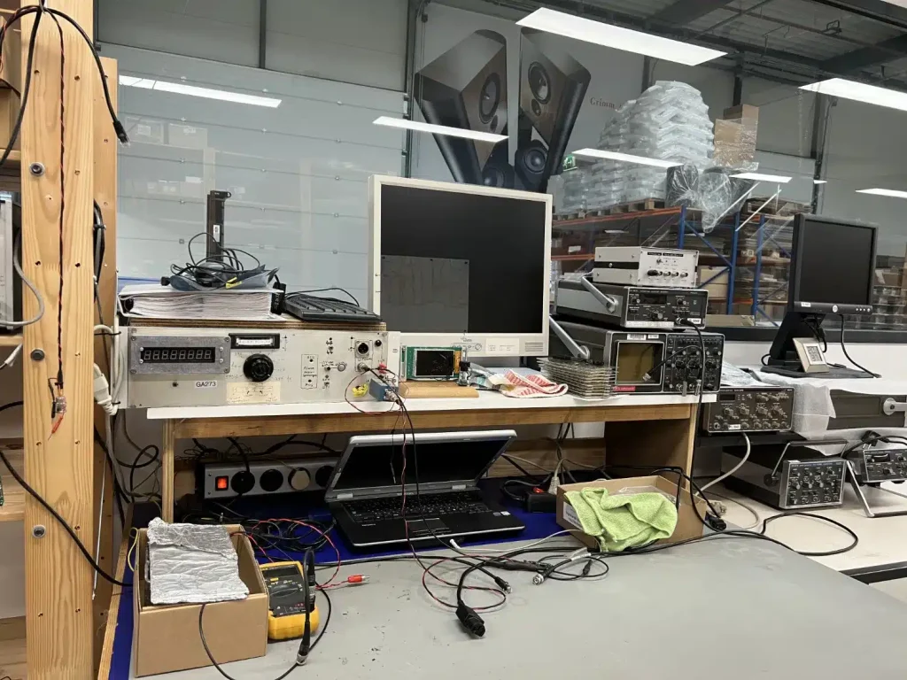 Différents appareils de mesure destinés à analyser la gigue (jitter) des produits de la marque. Ils ont été développés et améliorés d’année en année en interne car aucun système disponible sur le marché n’est capable de descendre dans des valeurs aussi basses