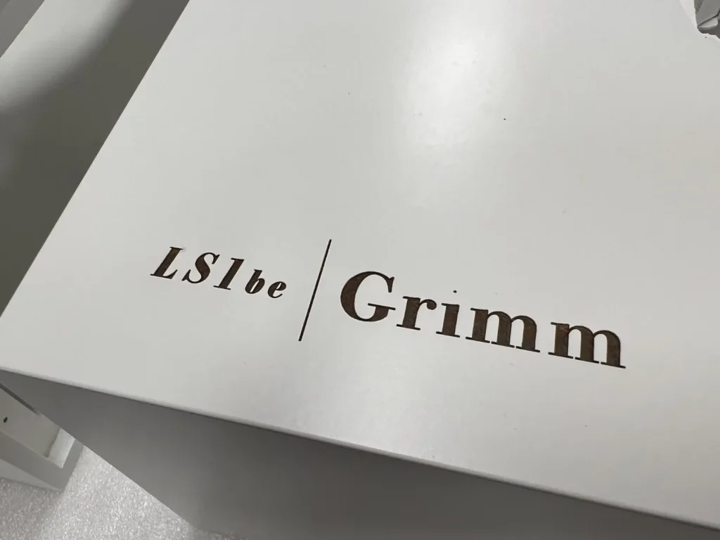La gravure laser est désormais assurée en interne ce qui permet à GRIMM AUDIO d’être plus réactive et de limiter les références à stocker puisque les façades sont désormais marquées à la demande(elles sont communes aux modèles LS1be, LS1v2 et LS1a)