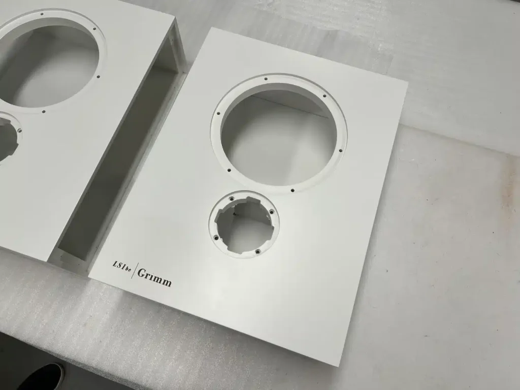 Caisses laquées blanc en attente d’assemblage