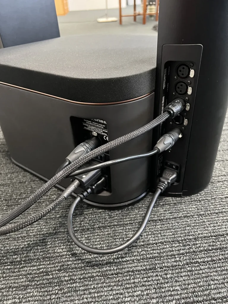 Connexions à l'arrière d'une enceinte LS1 avec un caisson SB1