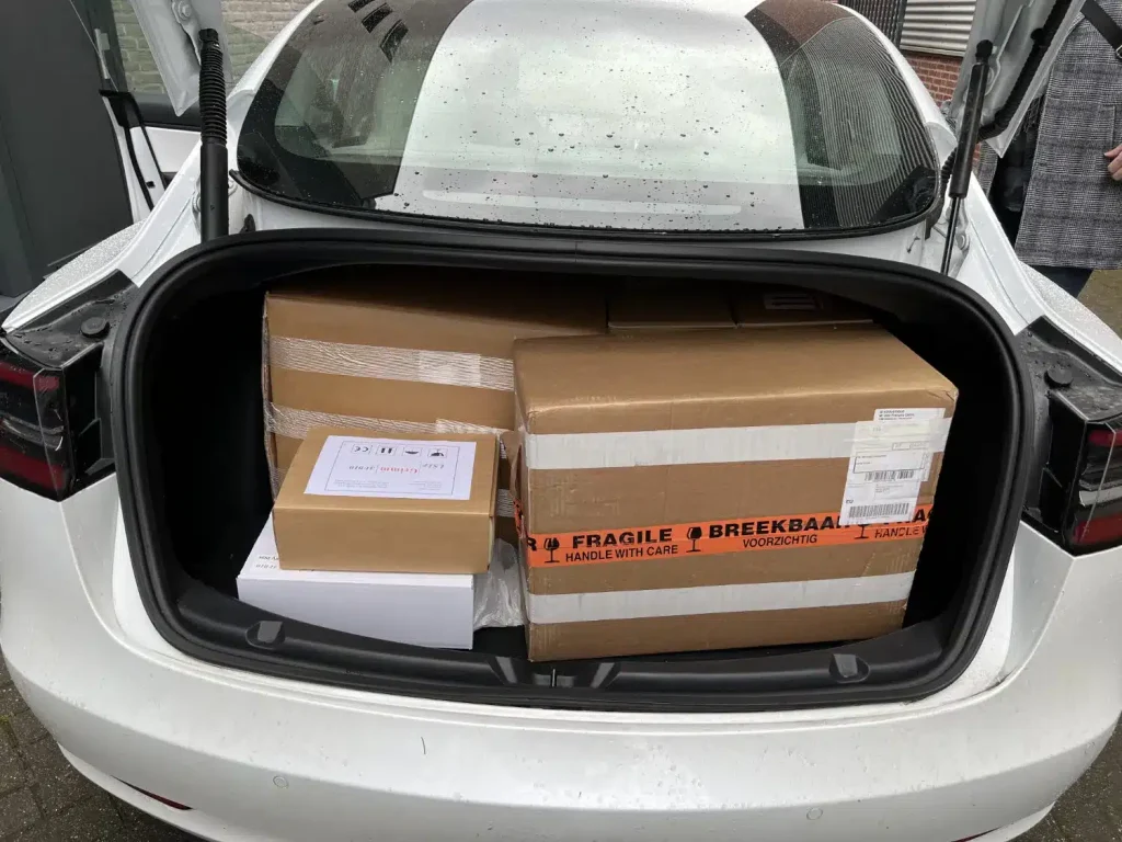 Chargement de la voiture le lendemain avec un packaging sur-mesure avant le long retour en France : mes remerciements à toute l’équipe GRIMM AUDIO !