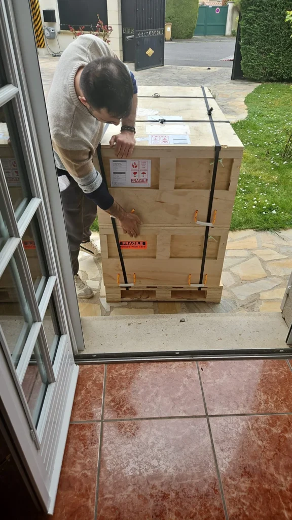 Livraison des enceintes Vivid Audio G2 depuis l'Afrique-du-Sud dans leurs caisses en bois