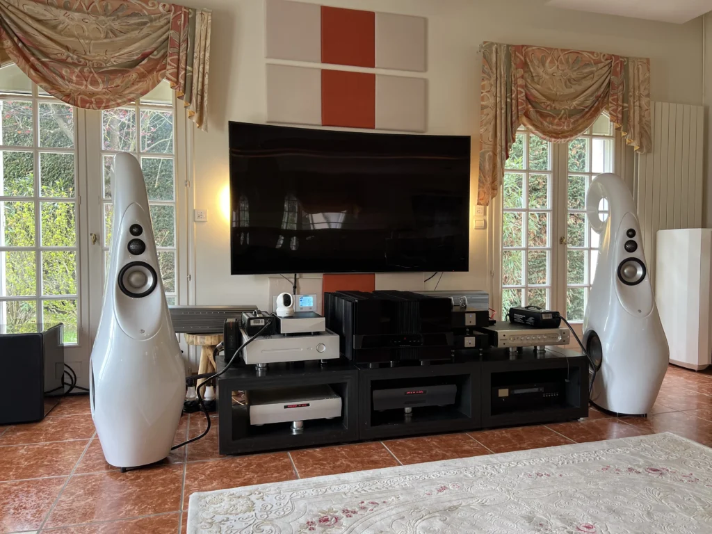 Paire de Vivid Audio G2 blanches de part et d'autre d'un meuble en bois de couleur noire avec notamment un DAC Playback-Designs MPD-8, un streamer Playback-Designs MPS-X et un amplificateur massif de marque Gryphon Audio au centre
