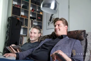 Ivo SPARIDAENS et Paul RASSIN dans un canapé qui sourient pour le magasine Mono & Stereo