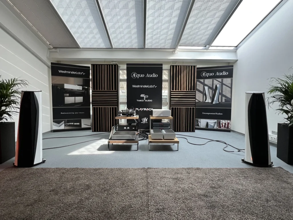 Nouvelles enceintes hybrides Aequo Audio, préamplificateur WestminsterLab Quest et blocs mono Rei ainsi qu'une source digitale full Playback Designs composée du DAC MPD-8 et du transport MPT-8