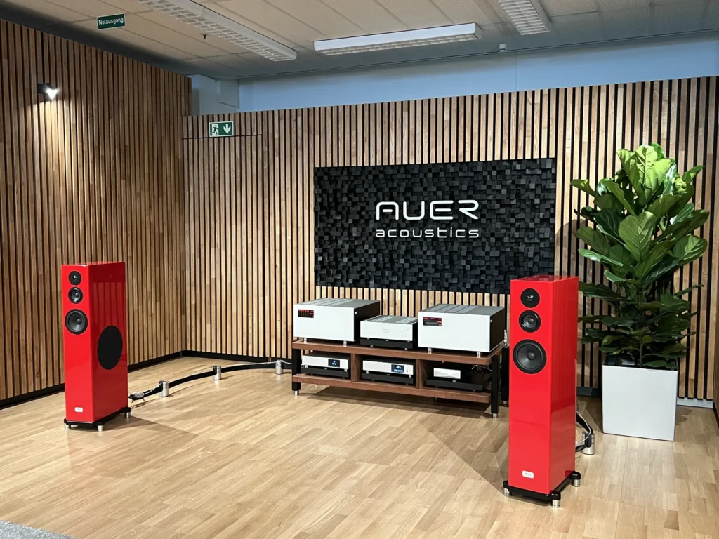 La pièce la mieux traitée et décorée du salon 2025 : enceintes Auer Acoustics avec amplification Soulution et sources Master Fidelity (DAC NADAC D et horloge NADAC C)