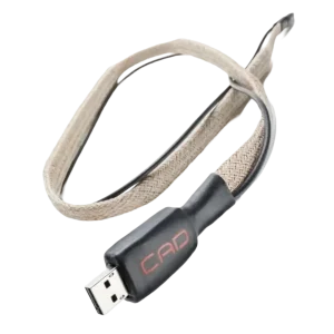 Câble CAD USB II avec le connecteur USB-A (côté streamer) au premier plan comportant le logo CAD en rouge, gaine tressée grise clair et câble noir fin faisant un tour sur eux-mêmes