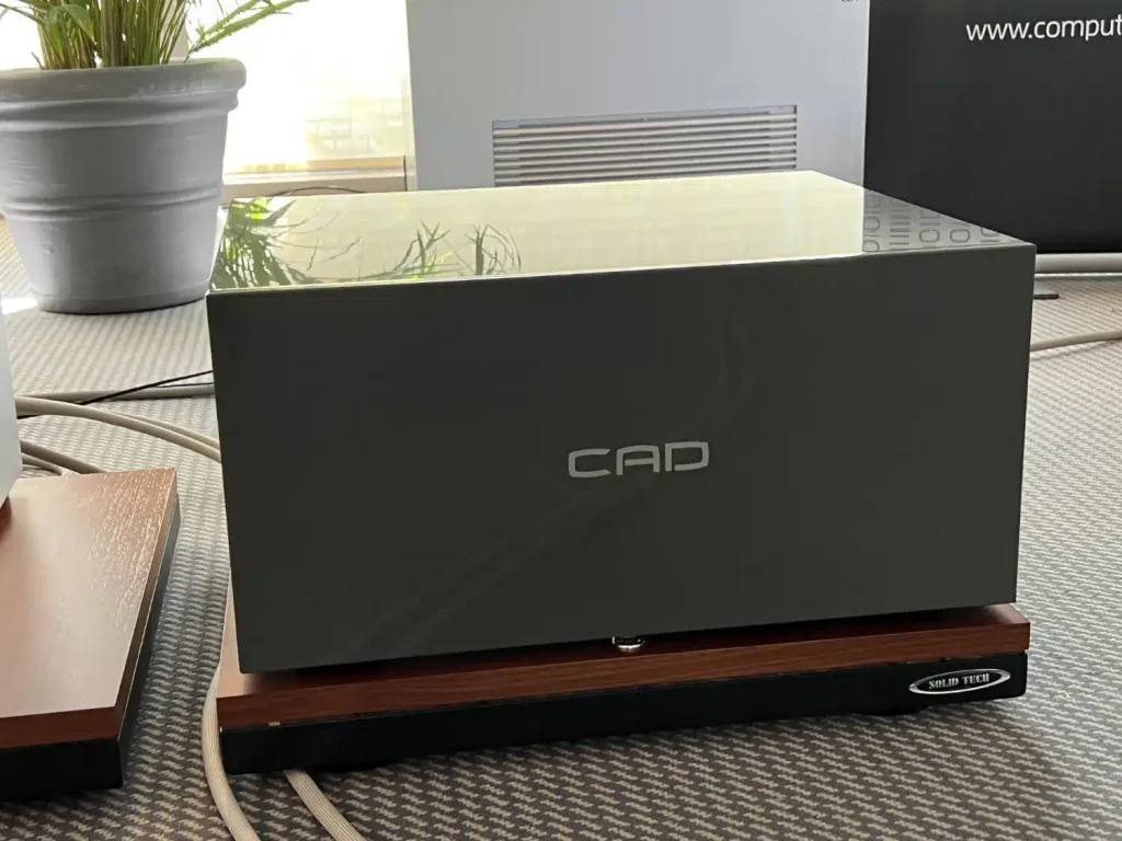 Gros plan sur la ground box CAD (Computer Audio Design) GC-R