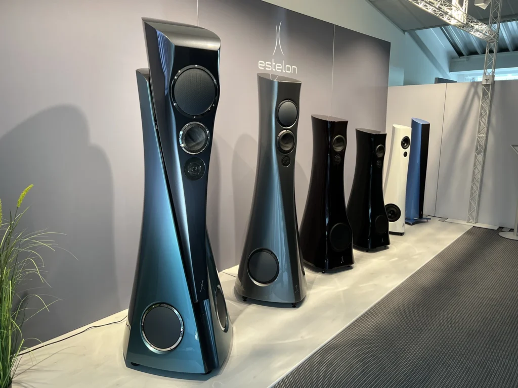 Exposition en enfilade des modèles principaux de la marque Estelon