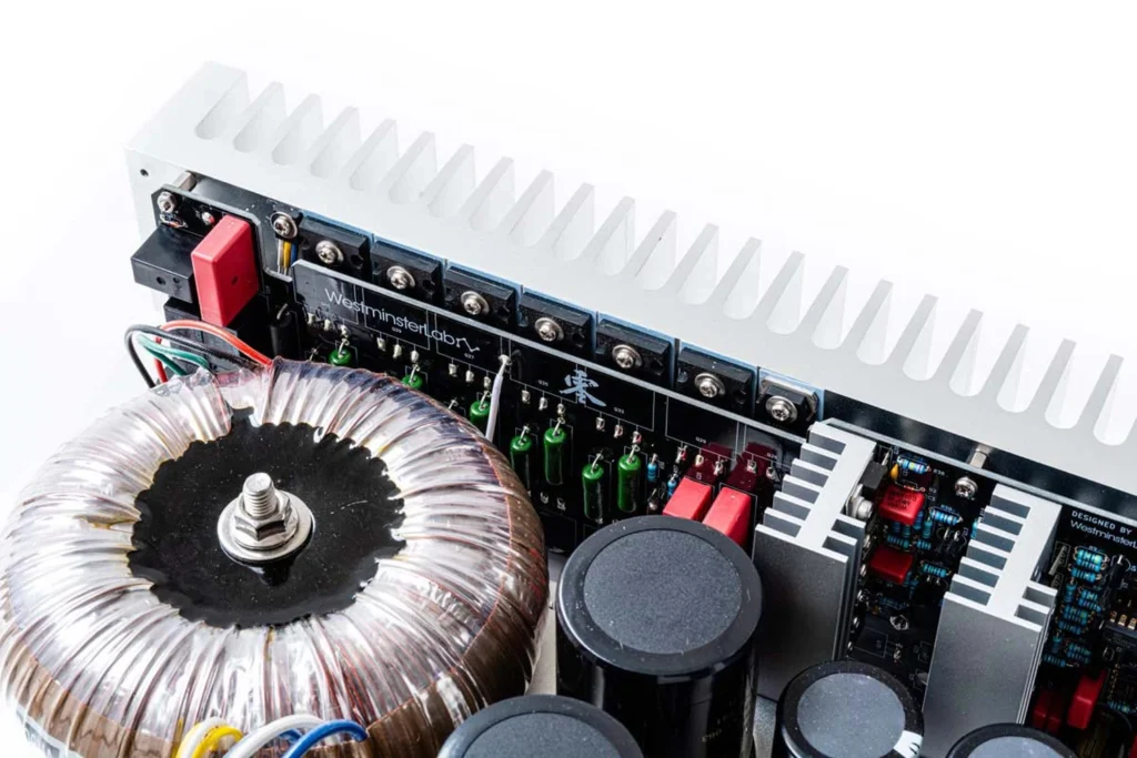 Fidelity Magazine sur les Westminster Rei (amplis monobloc) et Quest (préampli) 13