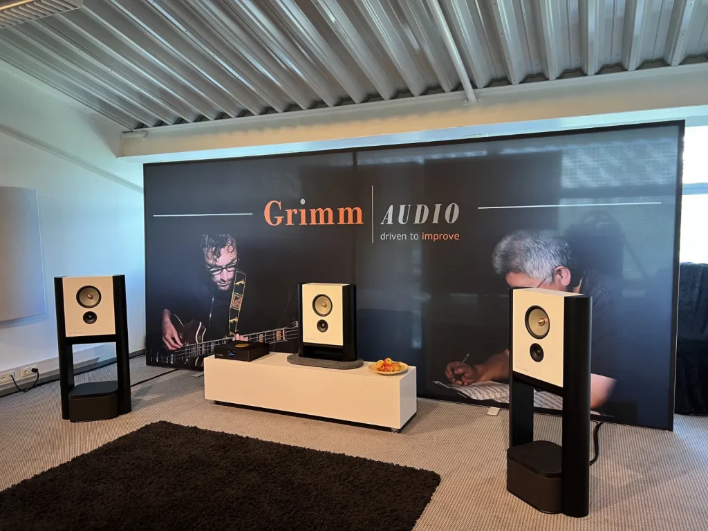 Salle Grimm Audio avec le serveur musical MU1, les enceintes LS1be et les caissons SB1