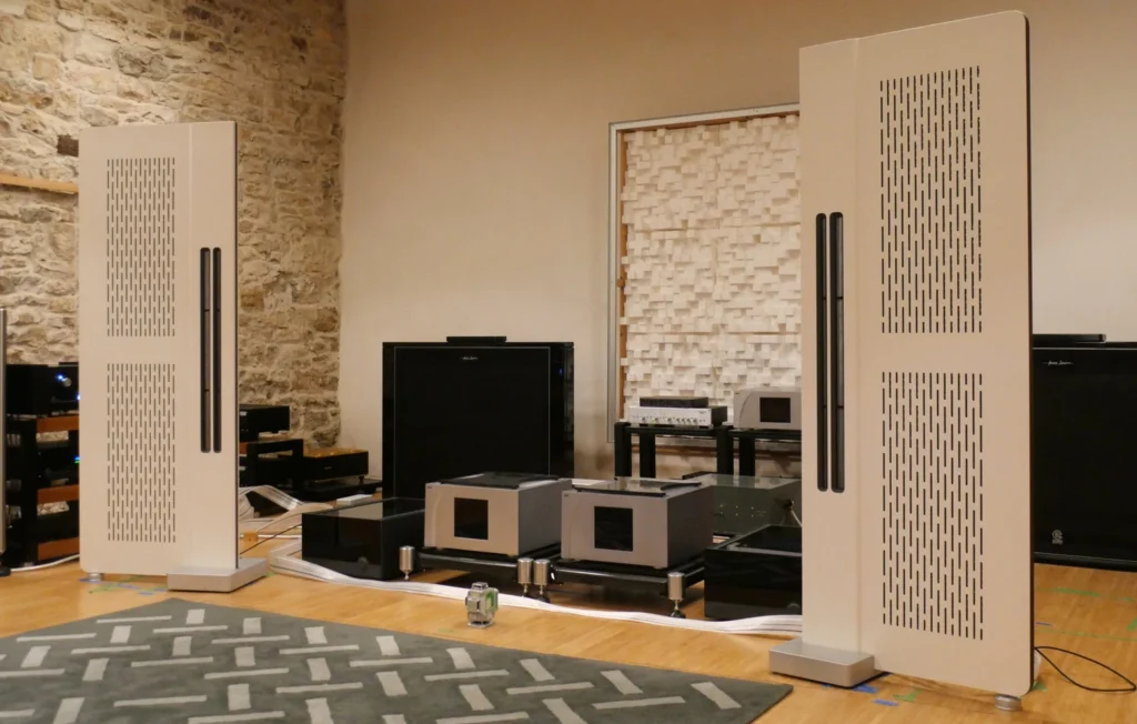 GY8 sur les enceintes panneau Diptyque Reference MkII 04