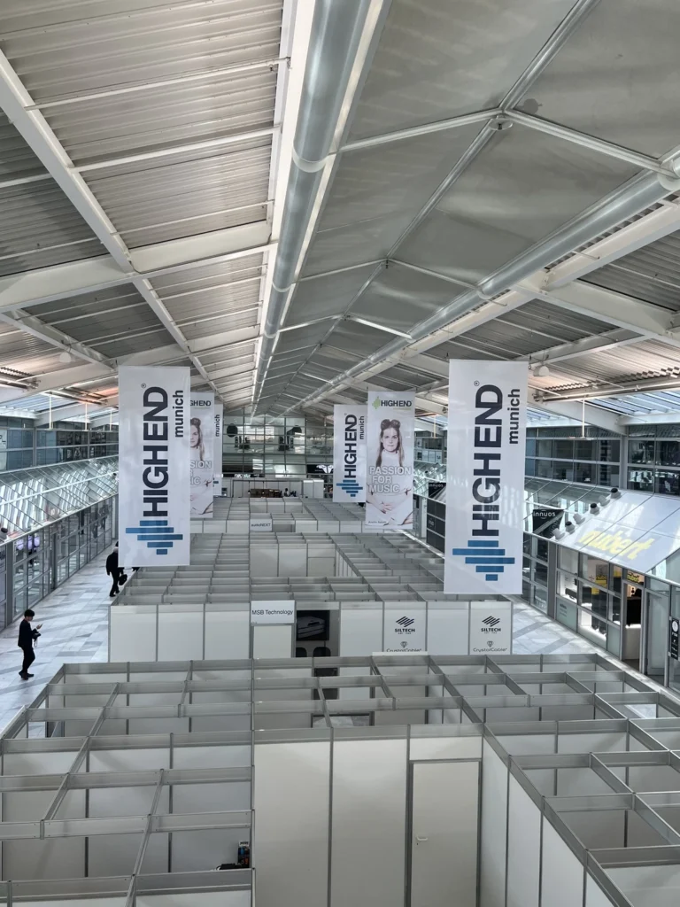 La halle B du High-End Munich 2025 pratiquement vide à l'ouverture du premier jour (jeudi)