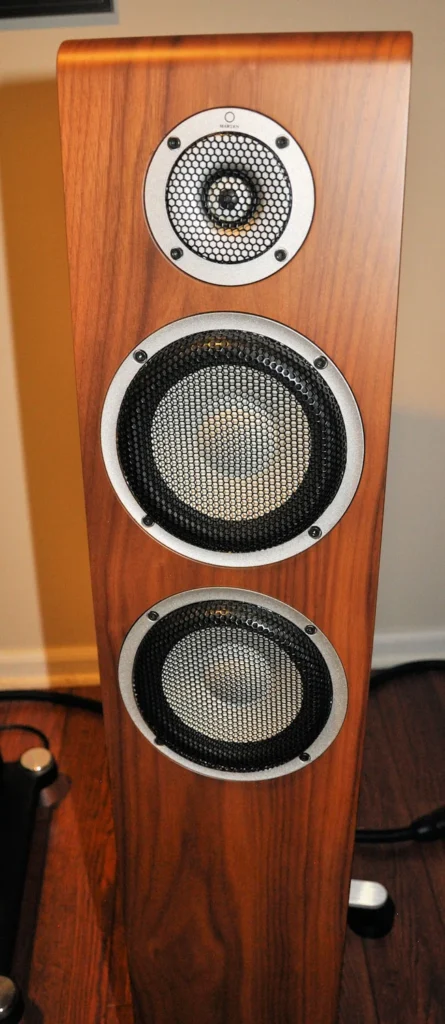 HomeTheaterHiFi sur les enceintes colonne Marten Oscar Trio 01