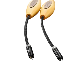 Câbles de modulation RCA Jorma Unity parallèles avec leur pièce en bois caractéristique de la marque en haut de l'image et les deux connecteurs RCA plus bas sur l'écran