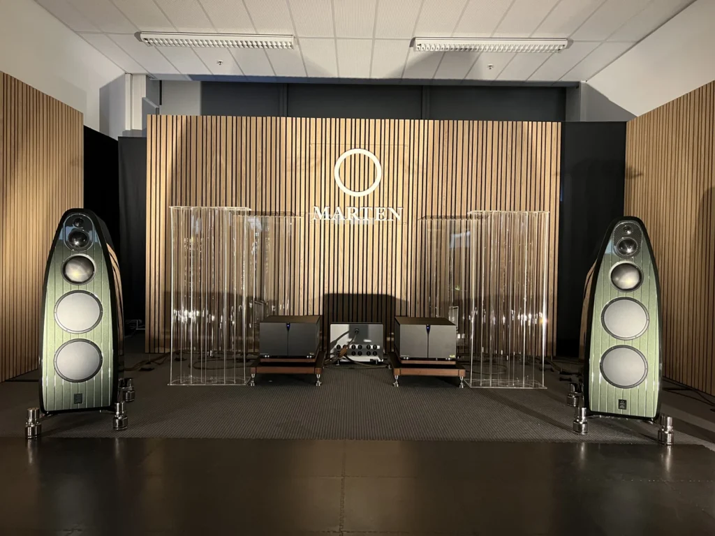 Salle principale de Marten avec les enceintes Quintet Extreme de couleur verte et des amplificateurs Audia Flight