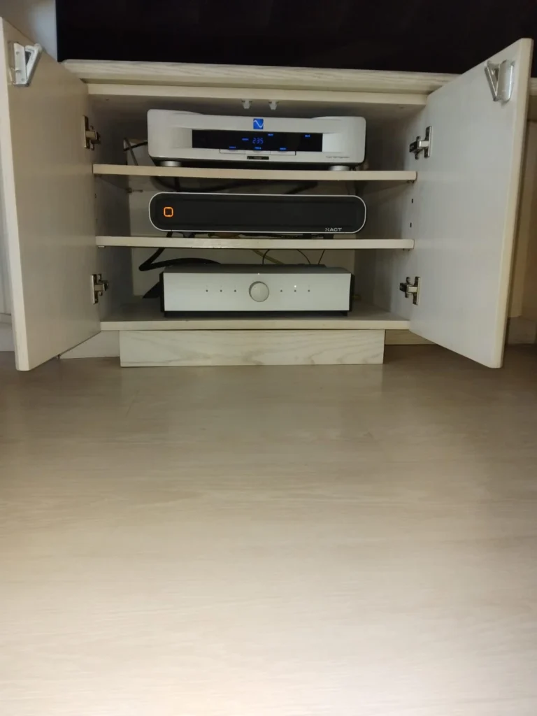 Un amplificateur intégré Mola-Mola Kula ainsi qu'un XACT S1 dans un placard