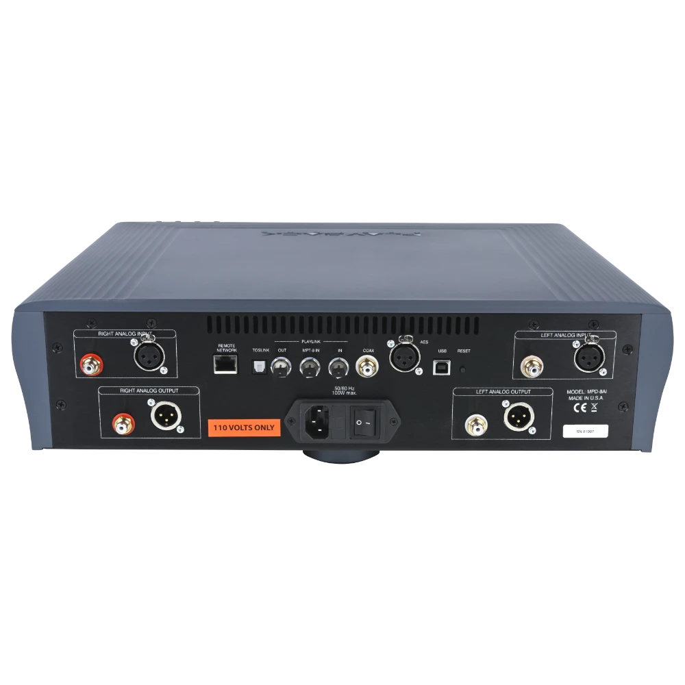 Vue arrière du DAC (convertisseur) Playback Designs MPD-8AI qui se distingue du MPD-8 classique par l'ajout de deux entrées analogiques RCA et XLR faisant de ce produit un préamplificateur en plus d'un DAC d'exception