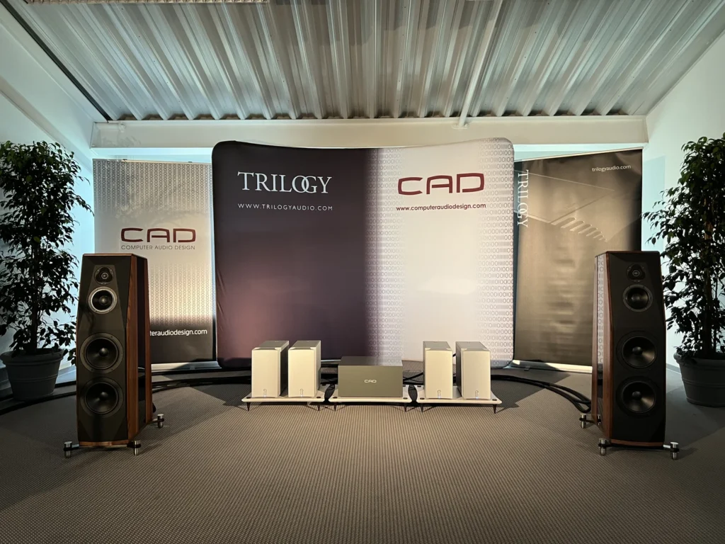 Salle Trilogy Audio avec quatre amplificateurs hybrides 998R, les enceintes Peak Consult El Diablo en finition chêne et la ground box CAD GC-R