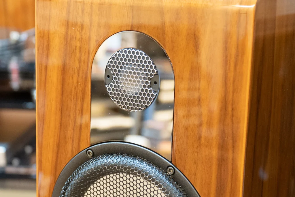 U Audio sur l’enceinte colonne Marten Parker Trio 08