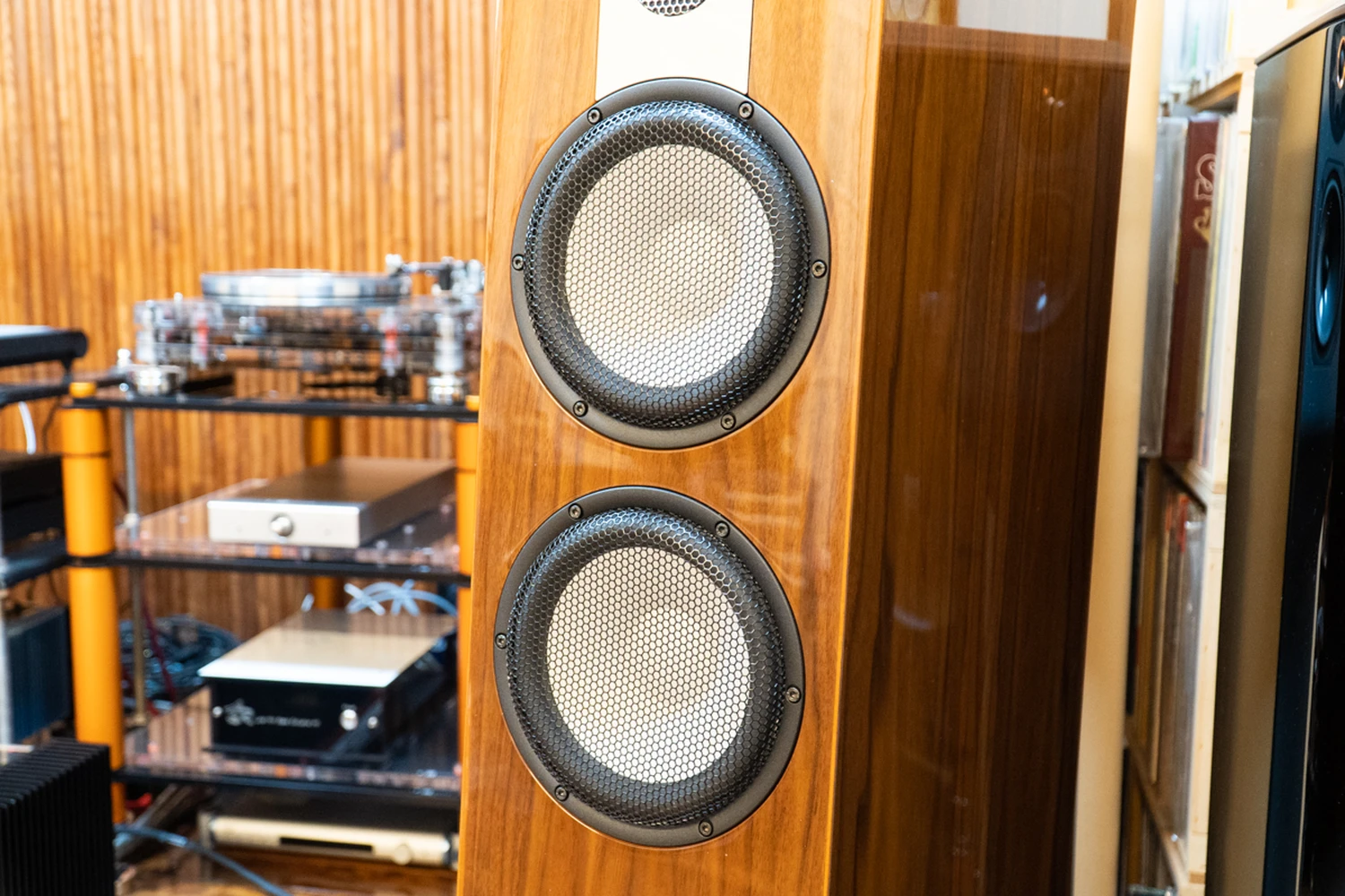 U Audio sur l’enceinte colonne Marten Parker Trio 10