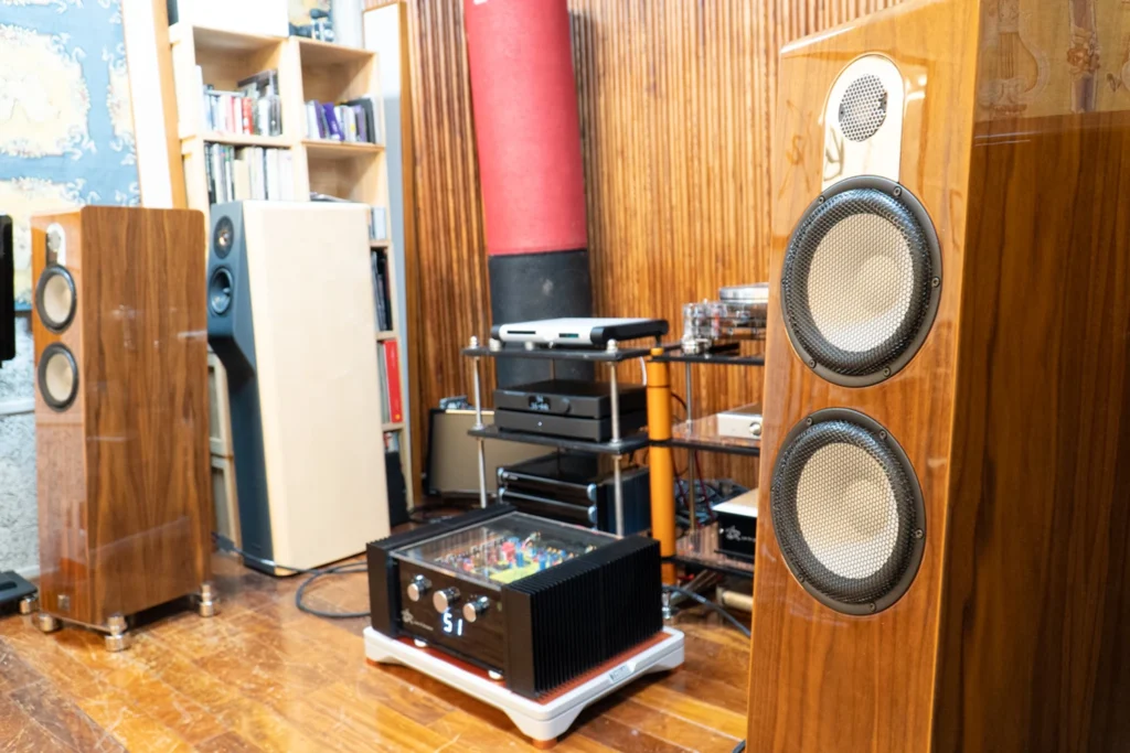 U Audio sur l’enceinte colonne Marten Parker Trio 13