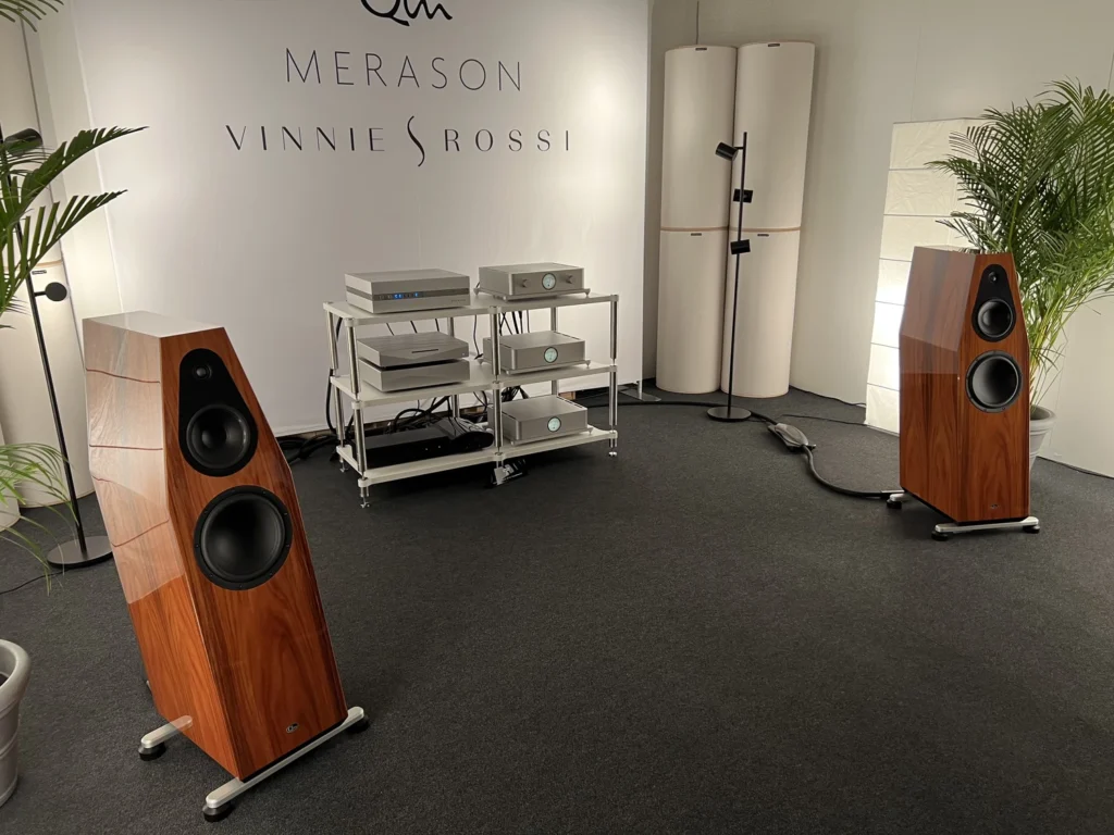 Salle de démonstration des électroniques Vinnie Rossi avec des enceintes Qlm
