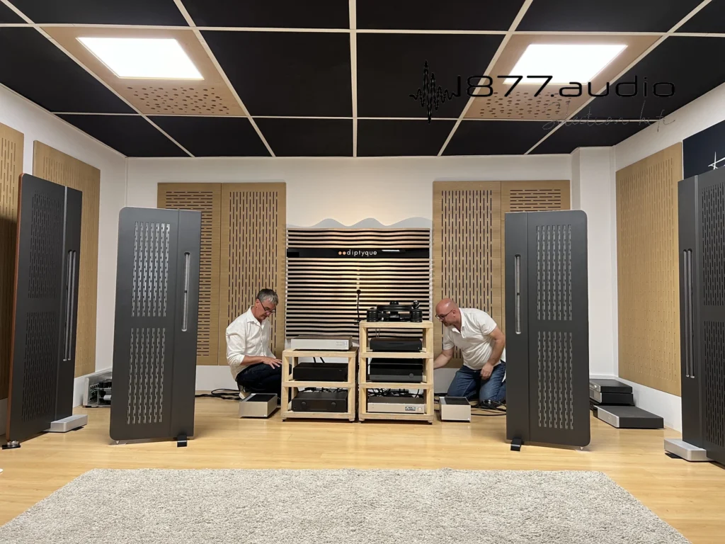 Enceintes Diptyque Audio Reference en cours d'écoute dans la salle dédiée de la marque