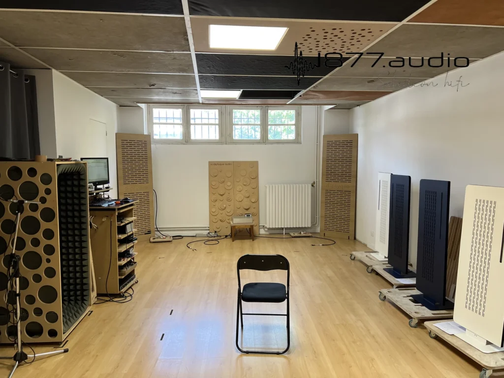 Chez Diptyque Audio, les derniers tests avant emballage des enceintes Hi-Fi sont réalisés par des mesures mais également à l'oreille