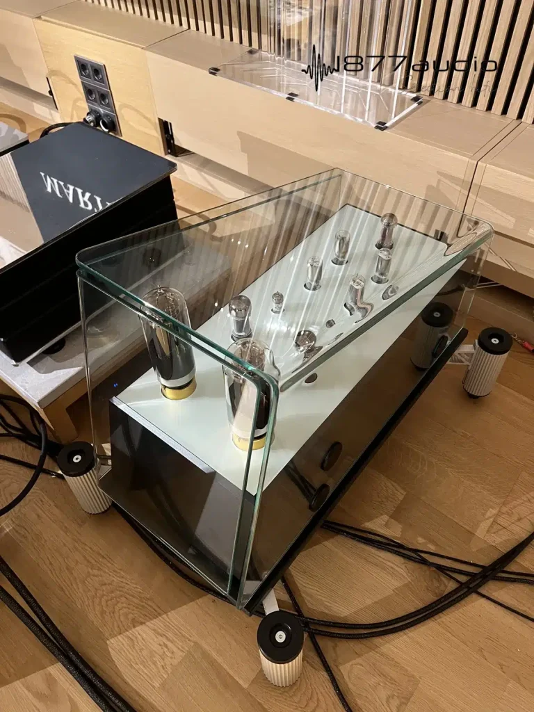 Amplificateur Angstrom vitré posé sur un sol en parquet