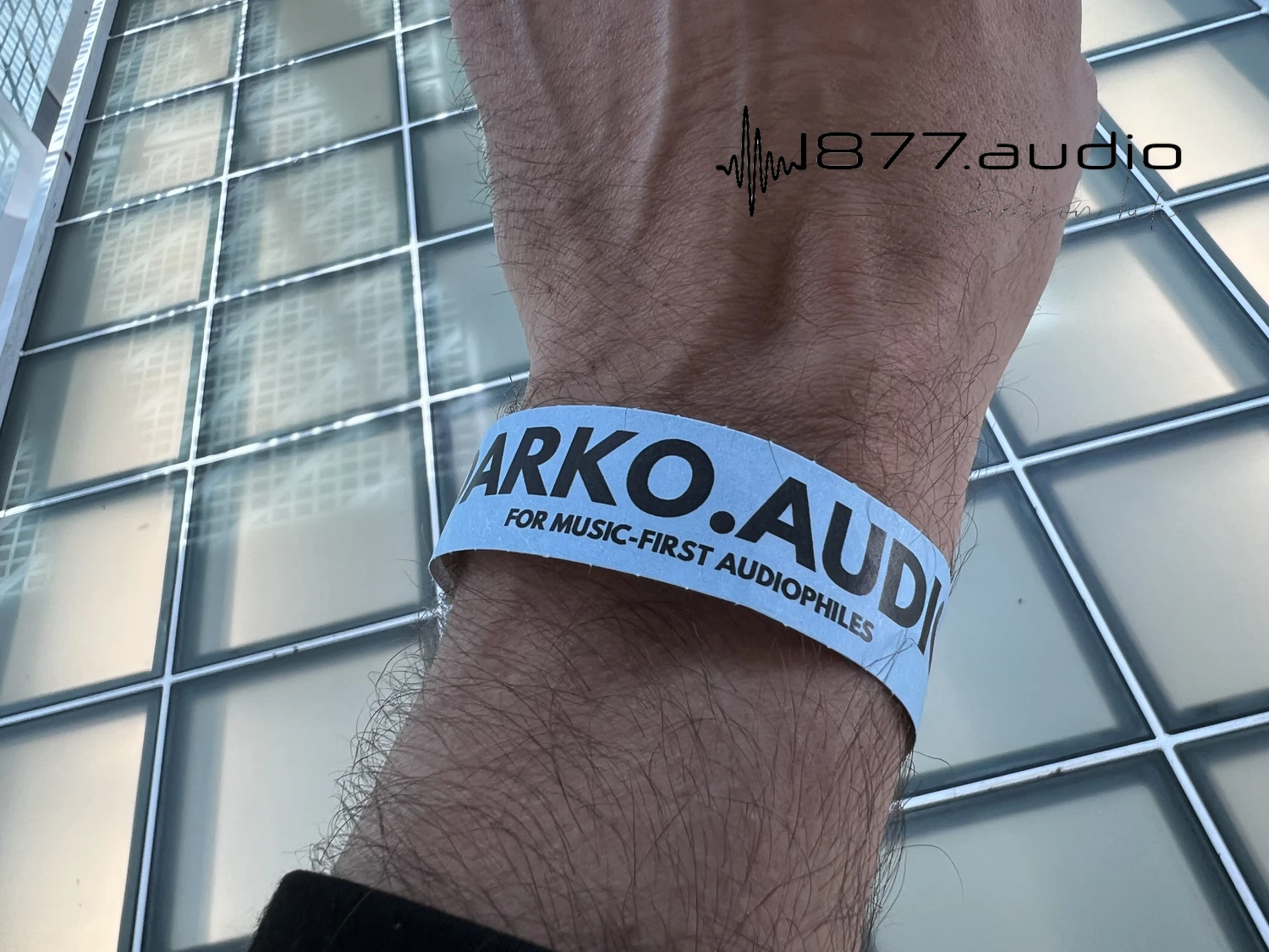 Bracelet bleu d'accès au salon le premier jour